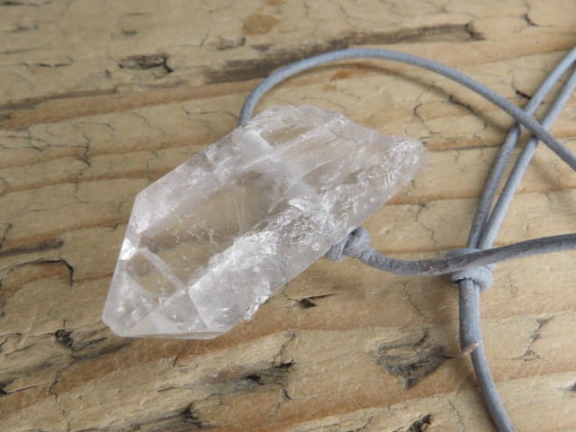 kryształ górski na rzemieniu - amulet ochrona i energia