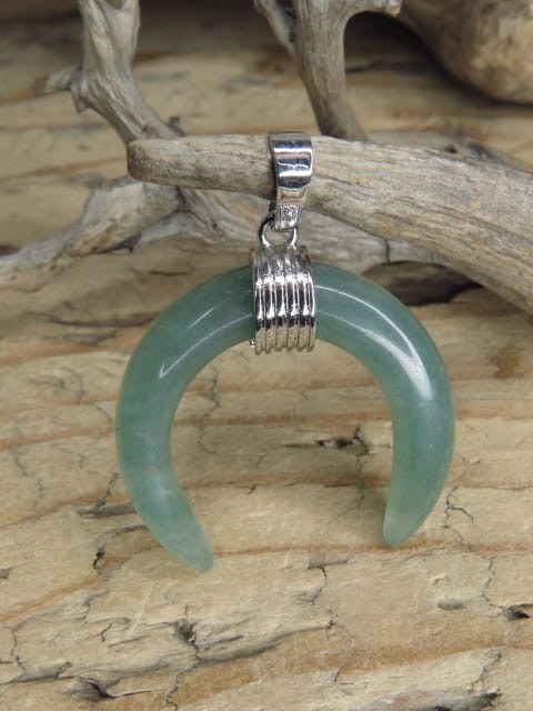 Piękny wisior w kształcie lunuli wykonany z naturalnego awenturynu – kamienia obfitości, równowagi i wewnętrznego ukojenia.