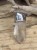 Amulet z naturalnego kryształu górskiego z kolekcji GeoDesign. Surowy kryształ w oprawie z miedzi i cyny. Unikatowy wisior z właściwościami energetycznymi – ręcznie wykonany.