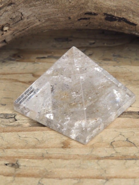 Piramida z kamienia naturalnego - kryształu górskiego.