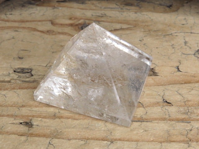 Piramida z kamienia naturalnego - kryształu górskiego.