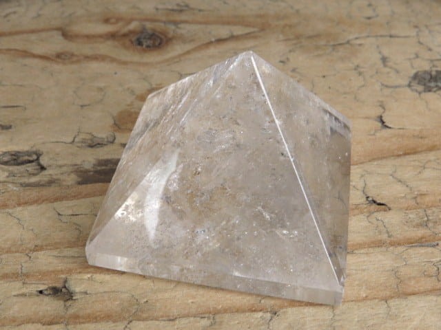 Piramida z kamienia naturalnego - kryształu górskiego.