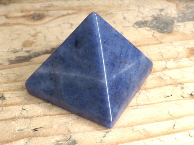 sodalit - piramida z sodalitu