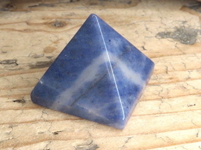 sodalit - piramida z sodalitu