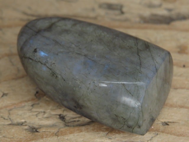 labradoryt z Madagaskaru - obelisk