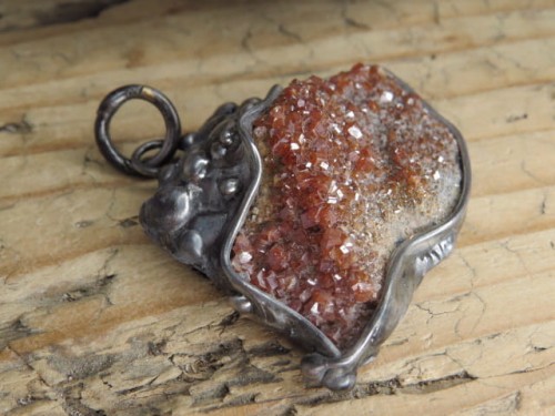 wanadynit - wisior ze szczotką kryształów