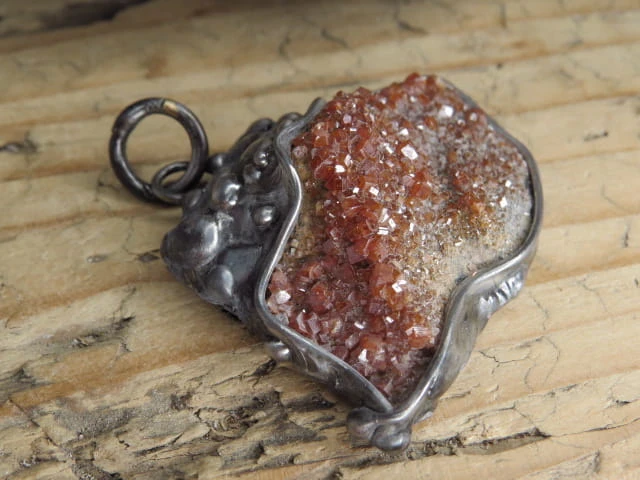 wanadynit - wisior ze szczotką kryształów