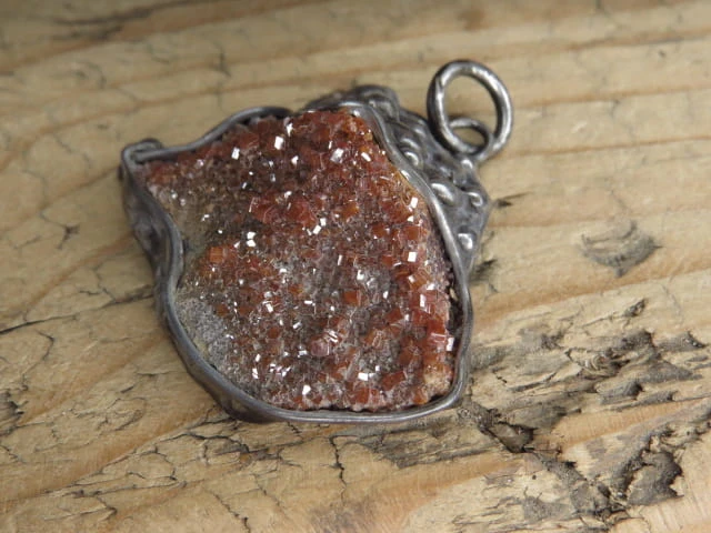 wanadynit - wisior ze szczotką kryształów