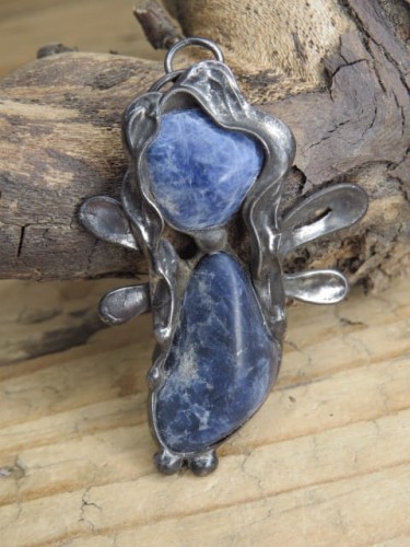 Zawieszka – aniołek z sodalitu w patynowanej miedziano-cynowej oprawie.