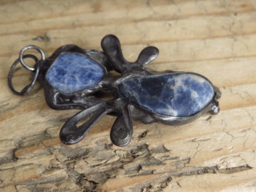 Zawieszka – aniołek z sodalitu w patynowanej miedziano-cynowej oprawie.