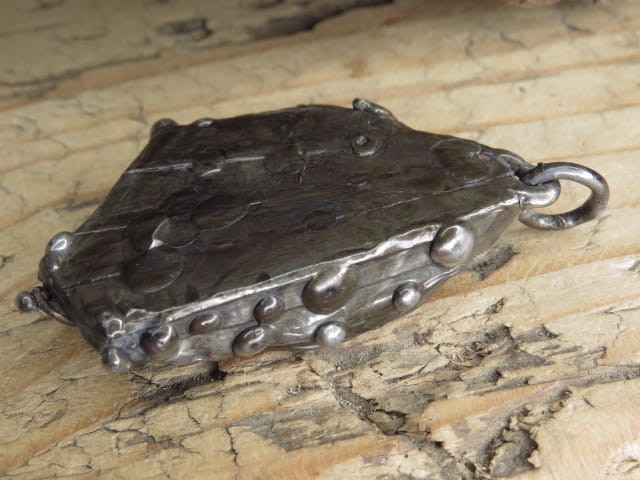 Wisiorek z surowego ametystu oprawionego w miedź i cynę. Ten wyjątkowy wisiorek łączy w sobie naturalne piękno ametystu i artystyczne rzemiosło.