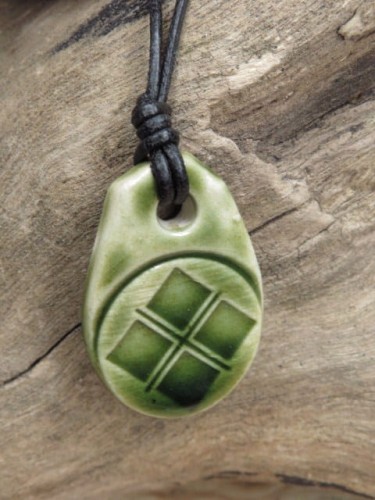 Wisior ceramiczny z symbolem Mokosz, zielony amulet słowiański.