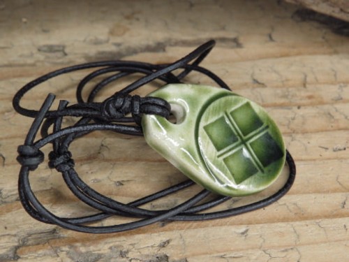 Wisior ceramiczny z symbolem Mokosz, zielony amulet słowiański.