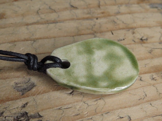 Wisior ceramiczny z symbolem Mokosz, zielony amulet słowiański.