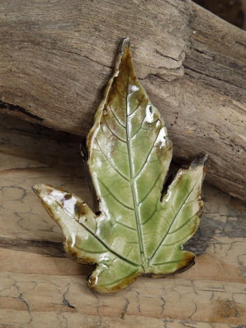 Broszka ceramiczna – liść