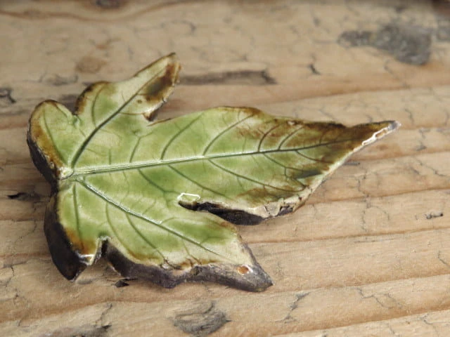 Broszka ceramiczna – liść