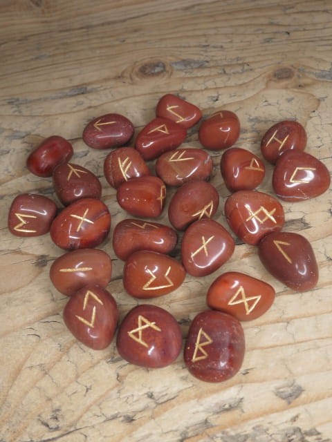 Kamienie runiczne - Futhark starszy - runy na kamieniach - jaspis czerwony