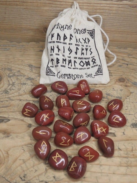 Kamienie runiczne - Futhark starszy - runy na kamieniach - jaspis czerwony