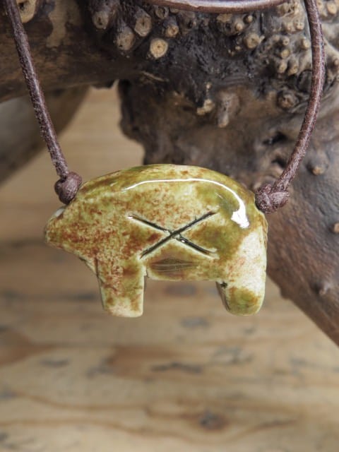 Unikatowy wisior „Miś ze Ślęży” w szkliwie zielono-brązowym – słowiański amulet z gliny, ręcznie wykonany, na regulowanym rzemyku.