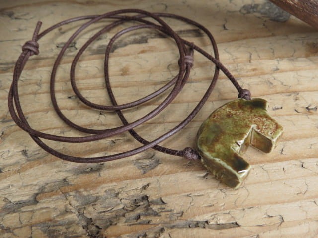 Unikatowy wisior „Miś ze Ślęży” w szkliwie zielono-brązowym – słowiański amulet z gliny, ręcznie wykonany, na regulowanym rzemyku.