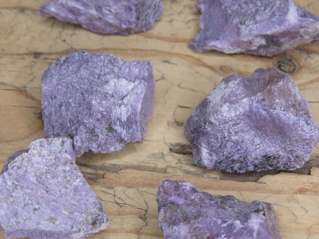 Stichtyt – surowa bryłka minerału