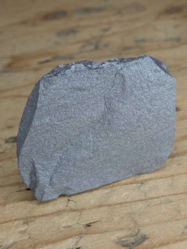 Naturalny okaz błyszczącego hematytu o pięknej, metalicznej powierzchni.