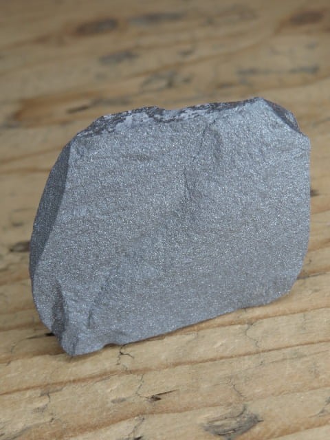 Naturalny okaz błyszczącego hematytu o pięknej, metalicznej powierzchni.