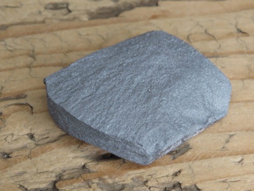 Naturalny okaz błyszczącego hematytu o pięknej, metalicznej powierzchni.