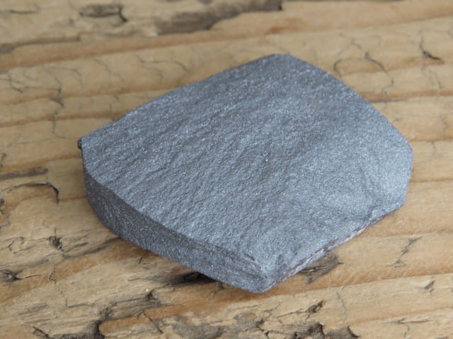 Naturalny okaz błyszczącego hematytu o pięknej, metalicznej powierzchni.