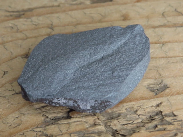 Naturalny okaz błyszczącego hematytu o pięknej, metalicznej powierzchni.