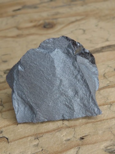 Naturalny okaz błyszczącego hematytu o pięknej, metalicznej powierzchni.