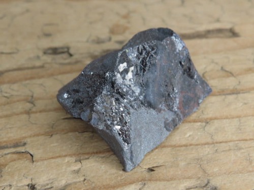 Naturalny okaz błyszczącego hematytu o pięknej, metalicznej powierzchni.