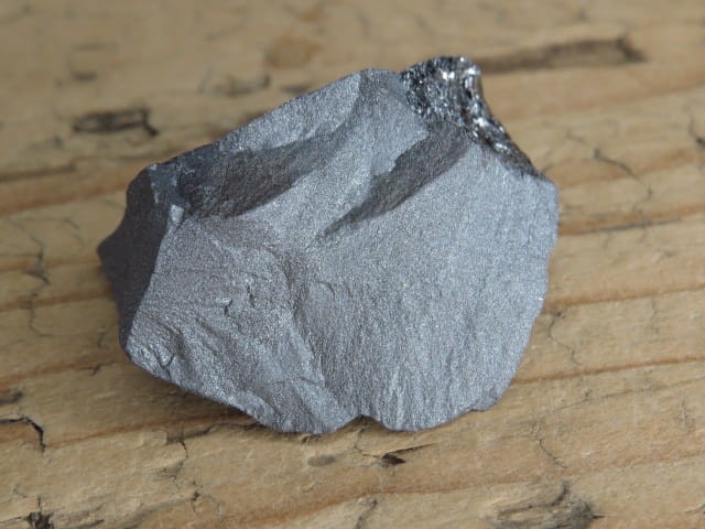 Naturalny okaz błyszczącego hematytu o pięknej, metalicznej powierzchni.