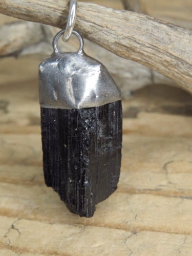 Wyjątkowy, ręcznie wykonany wisior z surowego czarnego turmalinu (szerl), oprawiony w miedź i cynę.