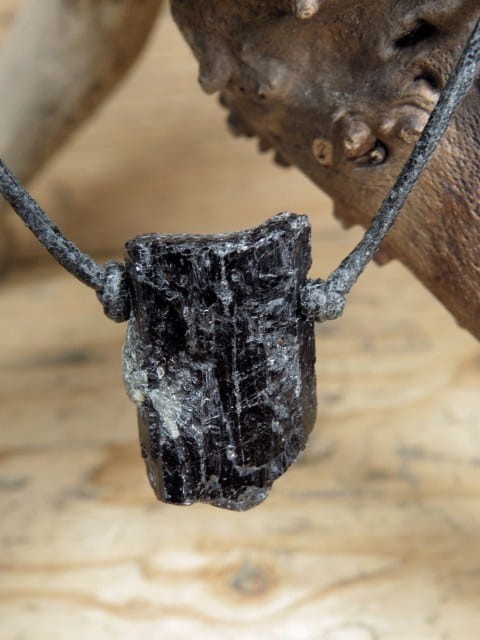 czarny turmalin * amulet ochronny na rzemieniu