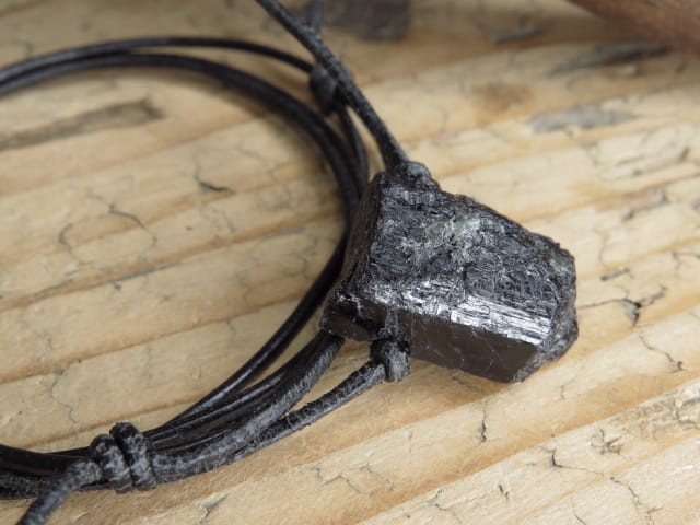 czarny turmalin * amulet ochronny na rzemieniu