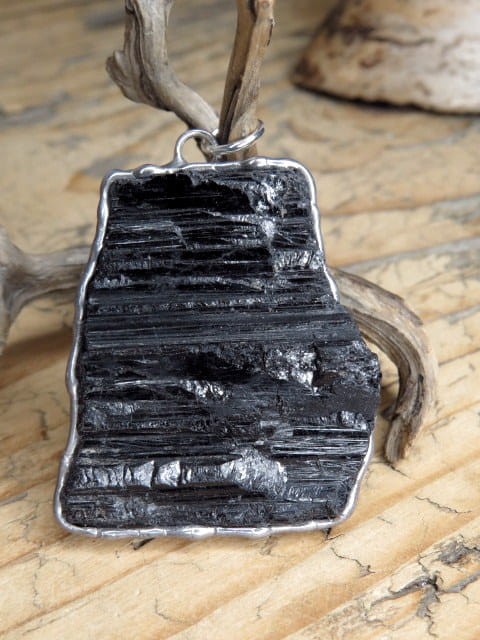 Ręcznie wykonany wisior z surowego czarnego turmalinu (szerl), oprawiony w miedź i cynę.