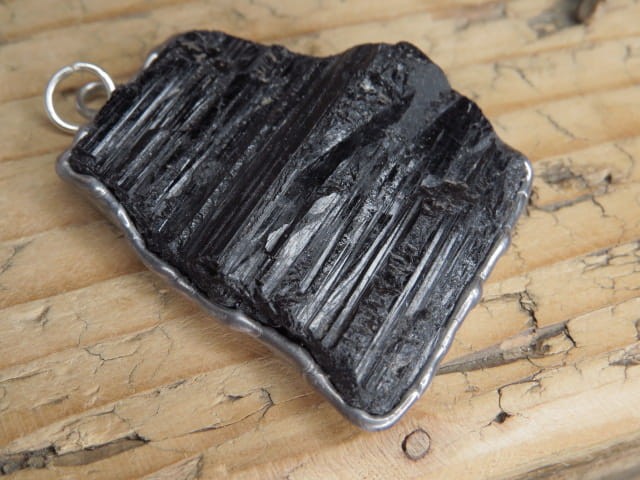 Ręcznie wykonany wisior z surowego czarnego turmalinu (szerl), oprawiony w miedź i cynę.