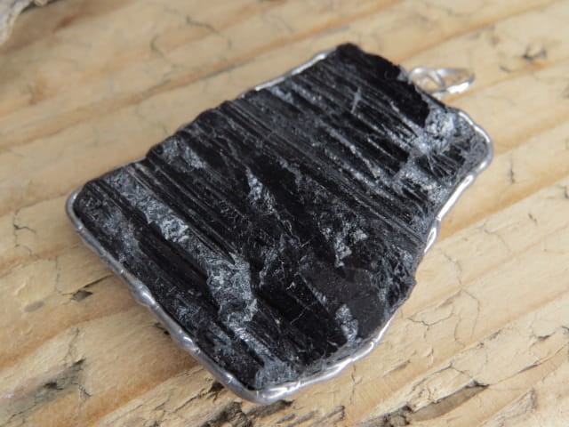 Ręcznie wykonany wisior z surowego czarnego turmalinu (szerl), oprawiony w miedź i cynę.