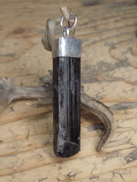Wisiorek z surowego czarnego turmalinu - amulet. Unikatowy, ręcznie wykonany wisior z surowego czarnego turmalinu (szerl), oprawiony w miedź i cynę.