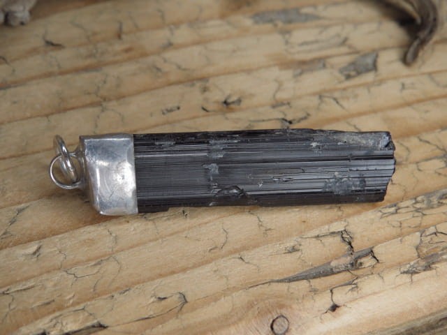 Wisiorek z surowego czarnego turmalinu - amulet. Unikatowy, ręcznie wykonany wisior z surowego czarnego turmalinu (szerl), oprawiony w miedź i cynę.