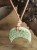 Wisior ceramiczny Lunula z ornamentem roślinnym – zielony amulet słowiański