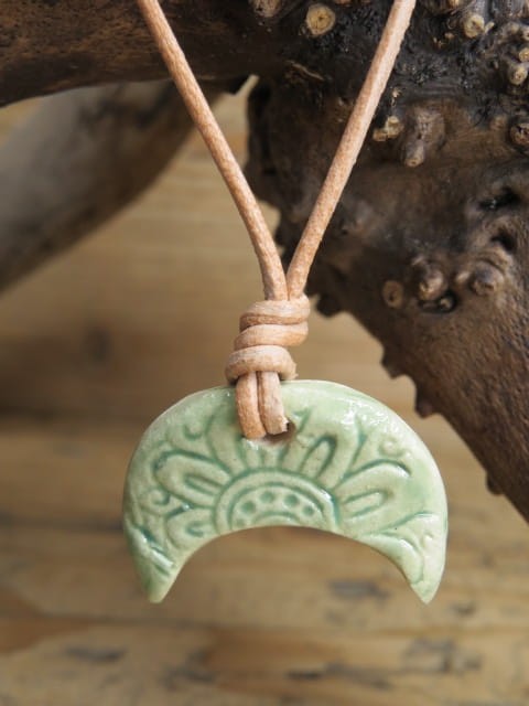 Wisior ceramiczny Lunula z ornamentem roślinnym – zielony amulet słowiański