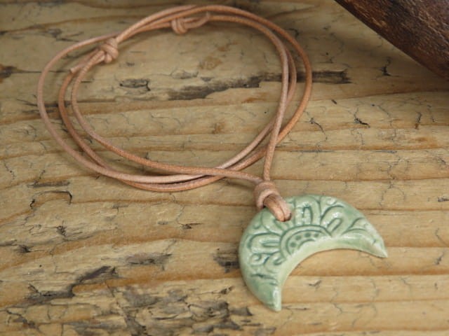 Wisior ceramiczny Lunula z ornamentem roślinnym – zielony amulet słowiański