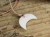Wisior ceramiczny Lunula z ornamentem roślinnym – zielony amulet słowiański