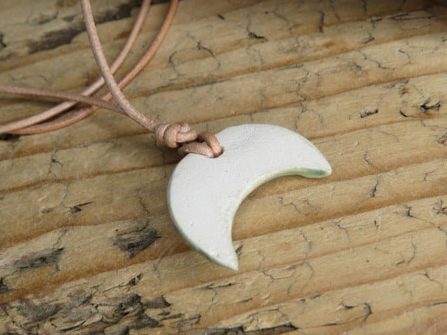 Wisior ceramiczny Lunula z ornamentem roślinnym – zielony amulet słowiański