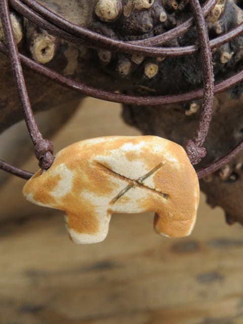 Miś Ślężański – ceramiczny wisior z angobą