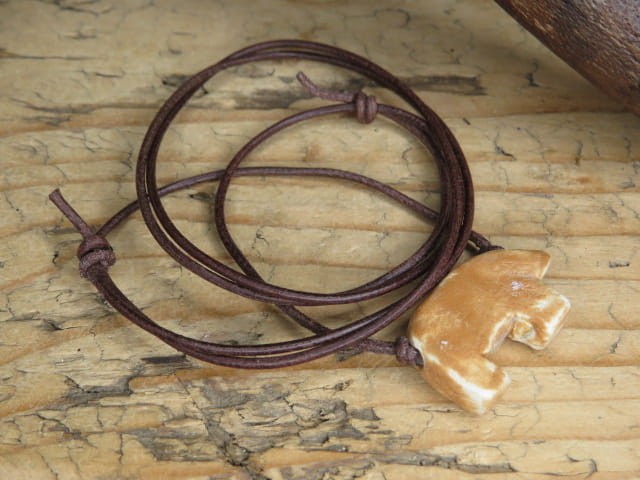 Miś Ślężański – ceramiczny wisior z angobą