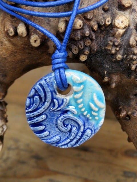 Ceramiczny wisior z ornamentem – ręcznie robiony