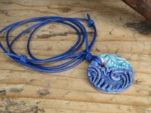 Ceramiczny wisior z ornamentem – ręcznie robiony